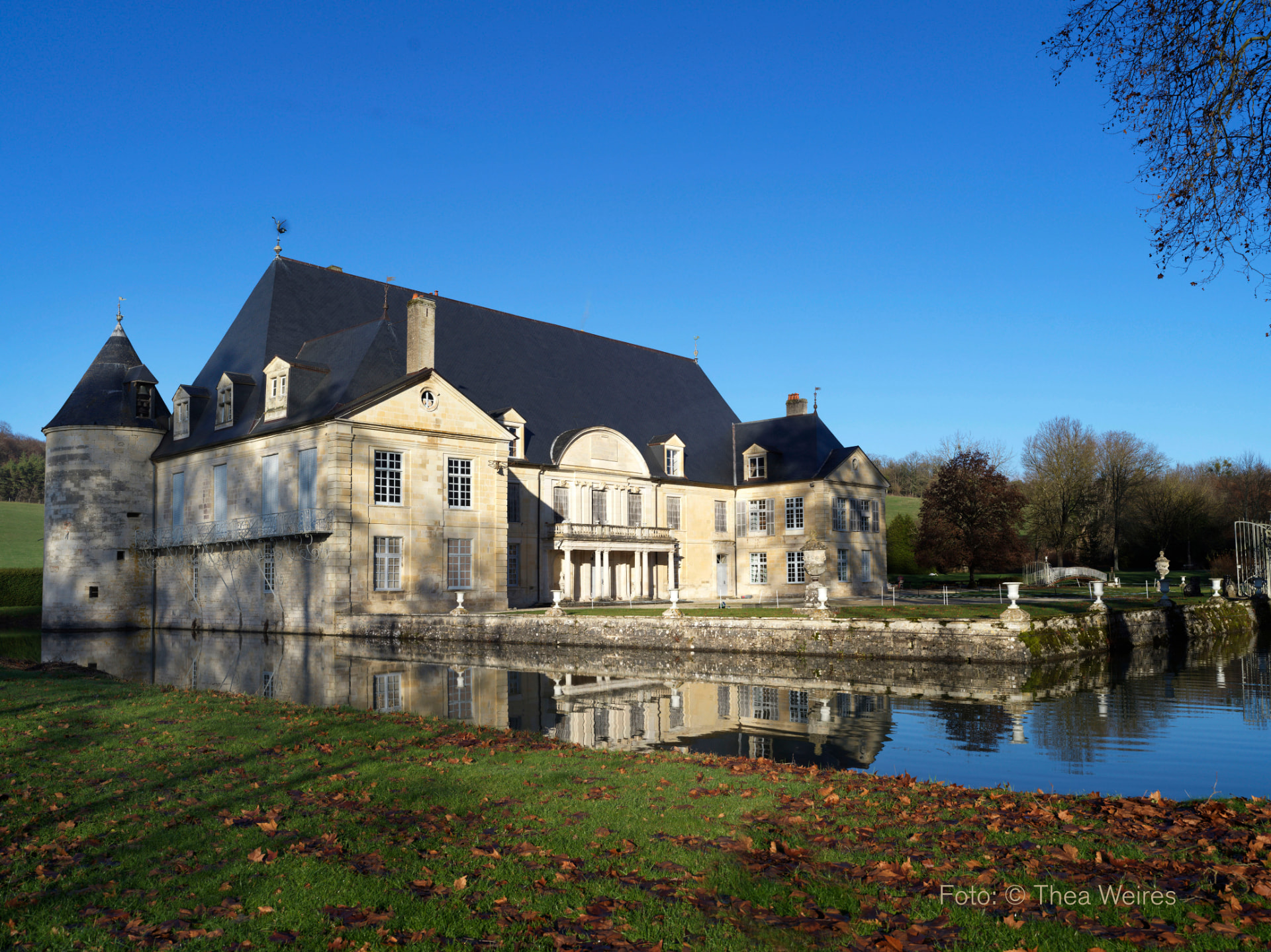 Le Château de Dinteville se reflétant dans ses douves